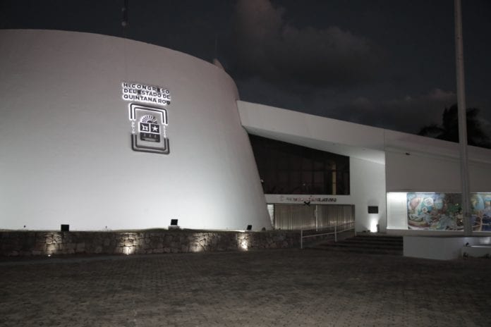 Un grupo ciudadano entregó al Congreso del Estado una propuesta de reforma de ley, para exigir una residencia mínima de 10 años para quienes aspiren a ocupar un cargo público.