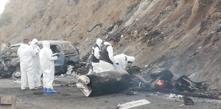 Un saldo de al menos 13 muertos dejó la explosión en la autopista Tepic-Guadalajara, ocurrida hoy por la mañana, informó la Fiscalía de Nayarit.
