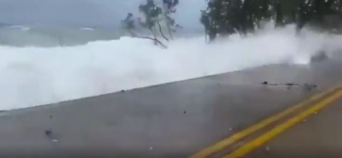 En la isla de San Andrés, los fuertes vientos provocados por el #HuracánIota, que alcanzó la categoría 5, destruye casas y hace volar techos, entre otros daños que ponen en riesgo la vida de las personas.