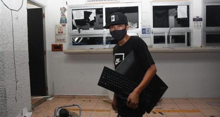 Así fue la rapiña ayer en Tránsito de Cancún durante las manifestaciones por feminicidios