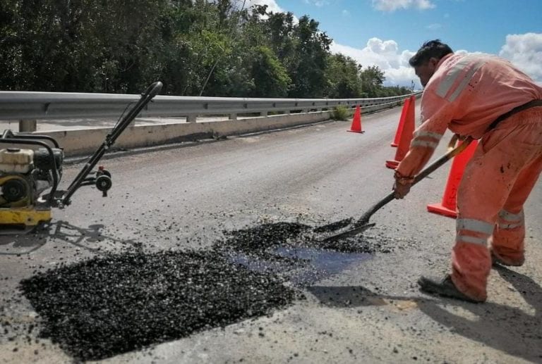 Se intensifican las labores de bacheo de todas las vialidades afectadas por las recientes lluvias.