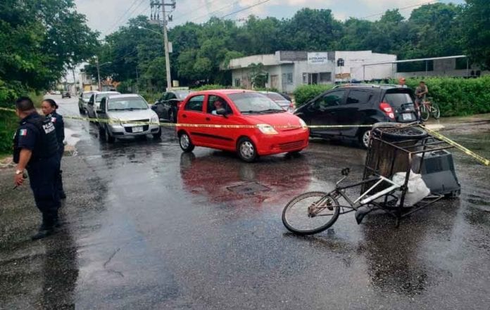 Foto: (Posta) El conductor del automóvil logró huyó de la escena.