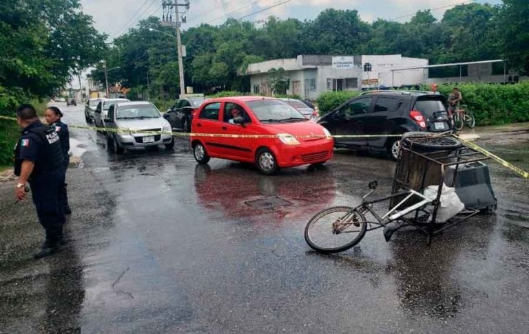 Foto: (Posta) El conductor del automóvil logró huyó de la escena.
