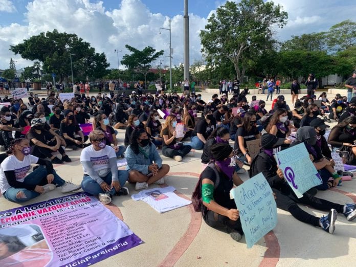 Los protestantes comenzaron a realizar pintas en el suelo de la explanada de la Plaza la Reforma así como en la fachada principal del palacio.