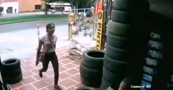 Un acosador recibió una buena lección; una joven le roció gas pimienta en el rostro luego de que el sujeto la molestara