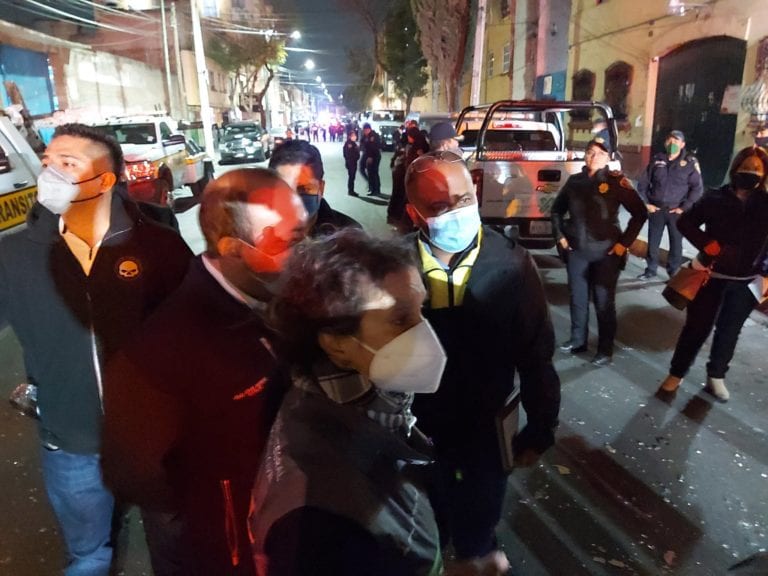 Al menos dos personas muertas y 25 heridos, fue el saldo de una explosión ocurrida en la colonia Morelos de la Ciudad de México, hecho que fue captado por cámaras de seguridad, que muestran la terrible manea en cómo se cimbraron los alrededores.