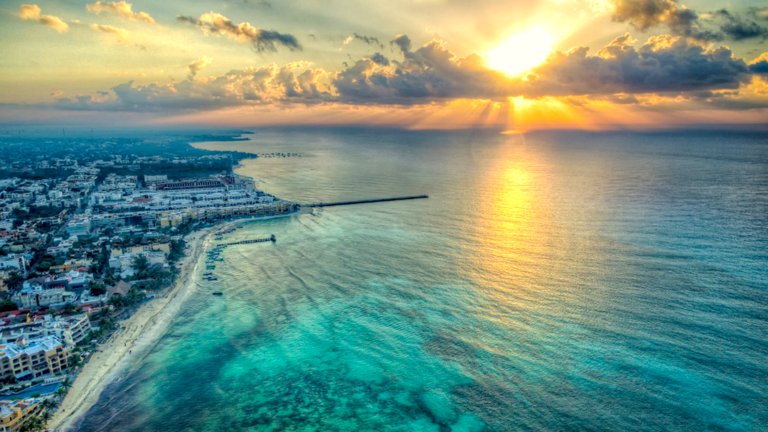 Con una ceremonia cívica en la plaza del Ayuntamiento de Solidaridad, la presidenta municipal, Laura Beristain Navarrete, junto al cronista de la ciudad, Raymundo Tineo Celaya, fundadores de la ciudad y ciudadanía, conmemoraron esta mañana los 118 años de creación de este polo turístico que es hoy una de las ciudades más importantes en el país y corazón de la Riviera Maya.