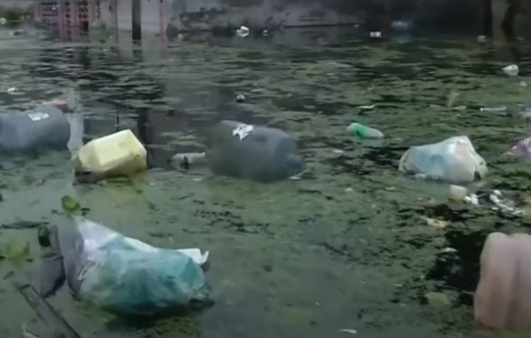 Habitantes de Tabasco denuncian que ‘se les pudren’ los pies debido a inundaciones