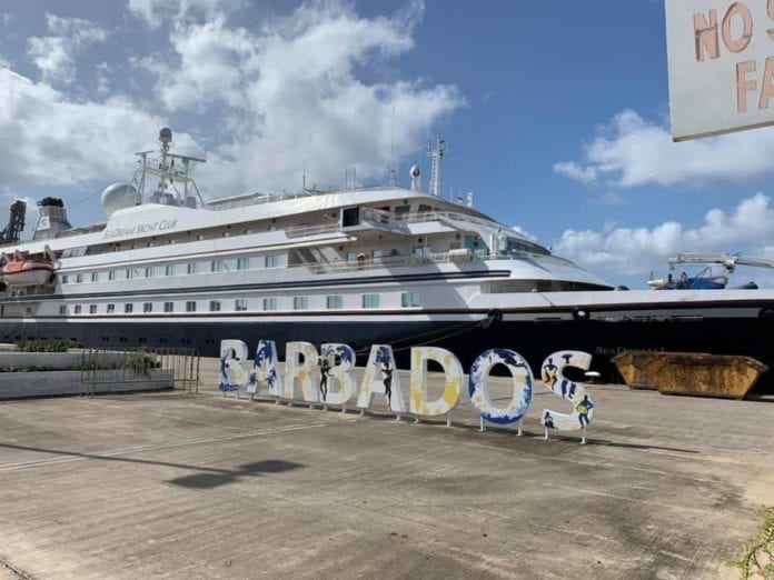 Luego de dar positivo a Covid-19 un pasajero de crucero, uno el buques  SeaDream I interrumpió el viaje para cuidar la salud de los viajeros que deberán someterse a pruebas y/o cuarentena.