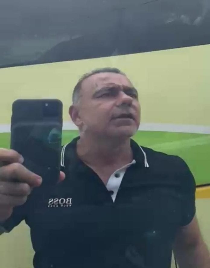 Mediante una 'siembra' de objetos en la batea de una camioneta, a cuyos ocupantes Carlos Mimenza acusó de seguirlo e intentar hacerle daño, el empresario intentó montar un drama para exhibir en redes sociales y victimizarse, aunque sus propios videos son prueba de que se trata de un 'teatro'.