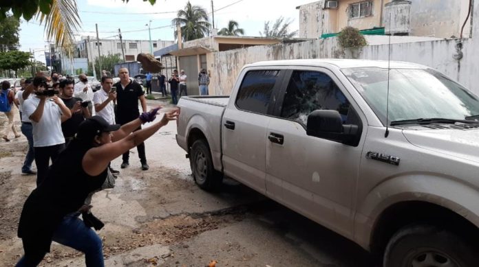 Carlos Mimenza provocó que una turba agrediera a policías de investigación