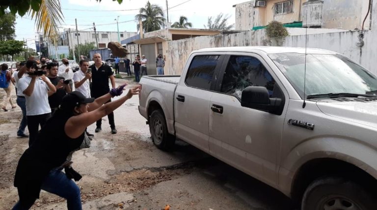 Video: Turba ataca a policías en Chetumal luego de ser incitados por Mimenza