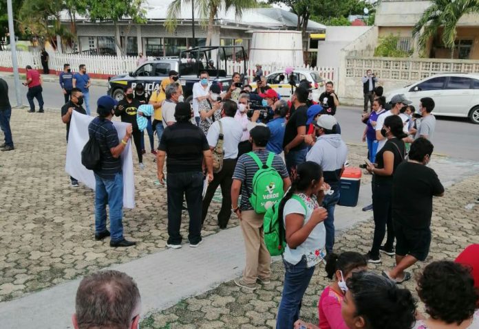 Personas poco cercanas a la lucha de las mujeres armaron este día una protesta para supuestamente denunciar los feminicidios en Quintana Roo