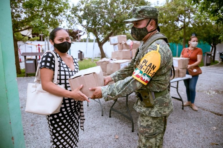 Entregan apoyos a tulumnenses tras el paso de huracanes
