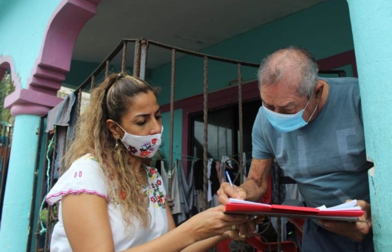 Marybel Villegas recolectando firmas para su supuesta consulta