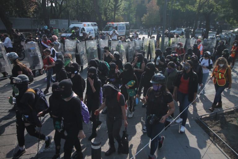 Grupos de izquierda realizaron una manifestación pacífica frente a estas oficinas, en la avenida Álvaro Obregón.