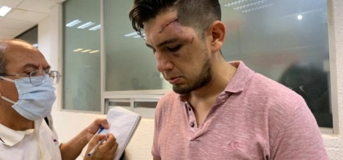 Foto: (Noticaribe) A los policías no les importó que había todo tipo de personas en la manifestación.