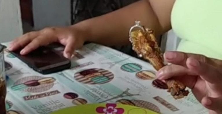 Foto: (Capture de pantalla) Al inicio del video, podemos ver cómo el novio le avisa a su chica que ya está lista la comida.