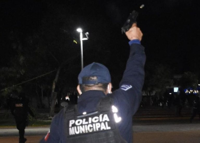 Un elemento de Seguridad Pública de Benito Juárez (Cancún) dispara al aire durante los hechos violentos del lunes 9 de noviembre. Foto: Elizabeth Ruiz Cuartoscuro