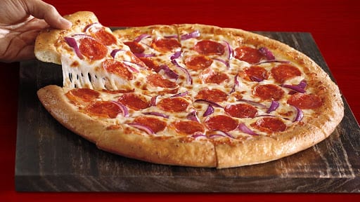 Se une a la demanda vegana: lanza Pizza Hut un menú con "carne" hecha con plantas