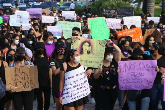 Activistas integrantes de organizaciones civiles y colectivas feministas como “Marea Verde”, “Defensoras Digitales” y “Sororas Cancún” manifestaron su repudio y condenaron los actos de represión de policías, en reacción a la protesta ciudadana contra feminicidios, afuera del palacio municipal.