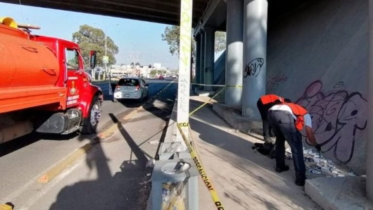 Foto: (Heraldo de México) Elementos de Protección Civil realizaron el levantamiento del material para su análisis en personal médico.
