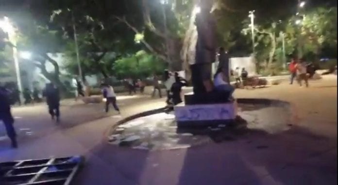 Una protesta que se tornó violenta frente al Palacio Municipal terminó con varias personas, reporteros incluidos, heridos de bala, por acción policiaca. Sobre estos hechos las autoridades ya investigan.