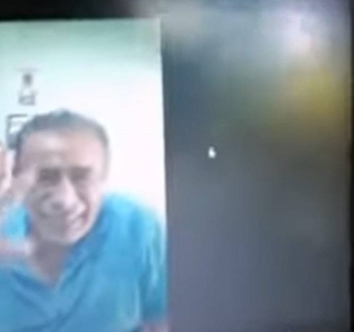 El docente canceló la clase virtual porque no tenía con quien ver la película.