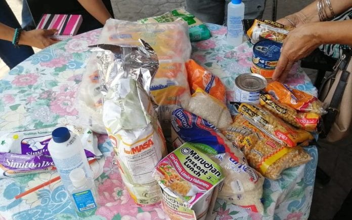 Frente al palacio municipal de esta ciudad, existe un punto de acopio de víveres para las personas damnificadas por las inundaciones en Chiapas y Tabasco, instalado por el partido Morena.