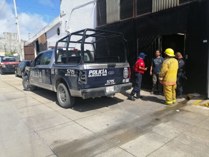 Dos trabajadores resultaron heridos, luego de que colapsara el techo de madera en su lugar de trabajo, en Cancún.