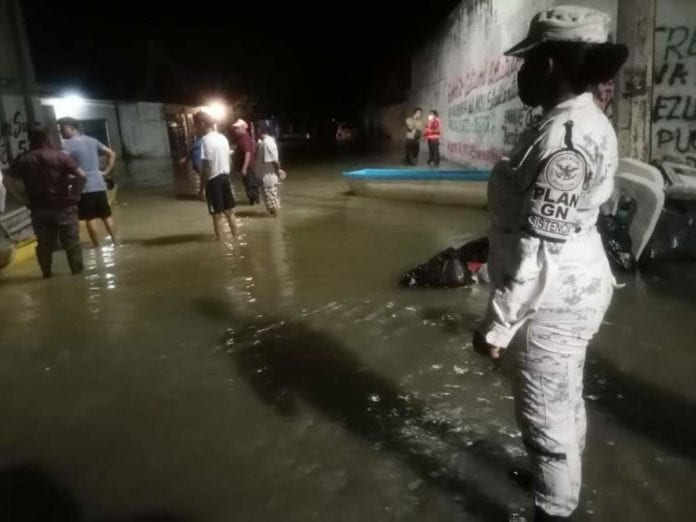 Foto: (Guardia Nacional) Elementos de la Guardia Nacional brindan apoyo a los habitantes del estado afectados por las inundaciones.