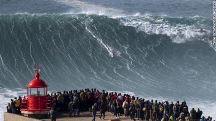 Foto: (CNN Internacional) El singular percance tuvo lugar en las costas del poblado de Nazaré en Portugal cuando los surfistas se deslizaban por una enorme ola.