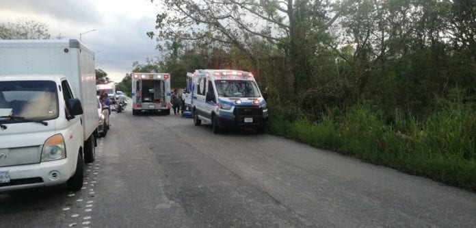 Paramédicos particulares llegaron a auxiliar a los dos hombres lesionados.