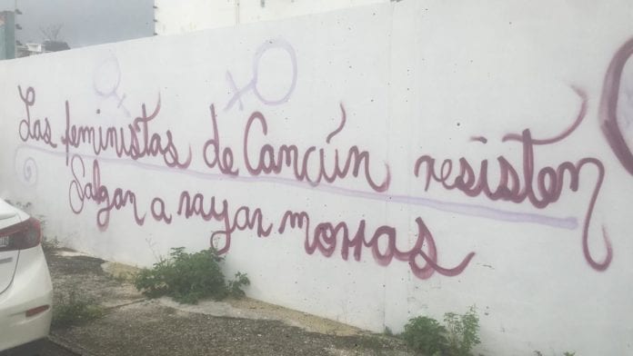 Con aerosol en mano y todas las ganas de expresar sus demandas, feministas de Cancún, expresaron en diversos muros de la ciudad, su sentir ante una sociedad en donde urge protección a las mujeres víctimas de violencia, libertad para decidir sobre su propio cuerpo e igualdad de derechos.