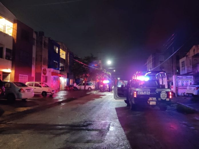 Una persona, al parecer una mujer, fue lesionada con un arma de fuego en la colonia Corales, afuera de un restaurante.