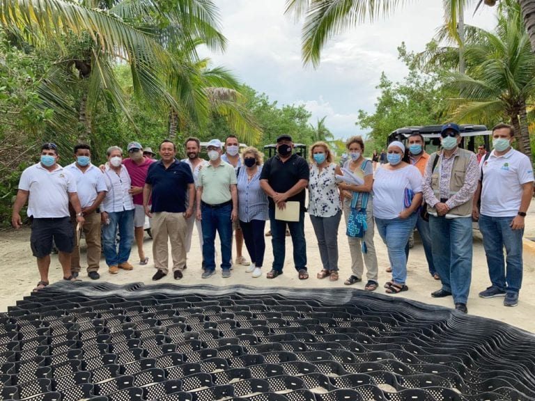 Para trabajar a favor del medio ambiente en Holbox, instancias de los tres órdenes de Gobierno, empresarios, organizaciones no gubernamentales, sociedad civil, se reunieron hoy para buscar solución en el manejo adecuado de los diferentes tipos de residuos que se generan en la isla.