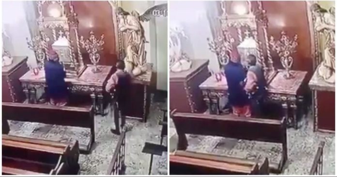 Sujetos se roban una cruz de la Catedral de Monterrey; todo fue captado por las cámaras de vigilancia