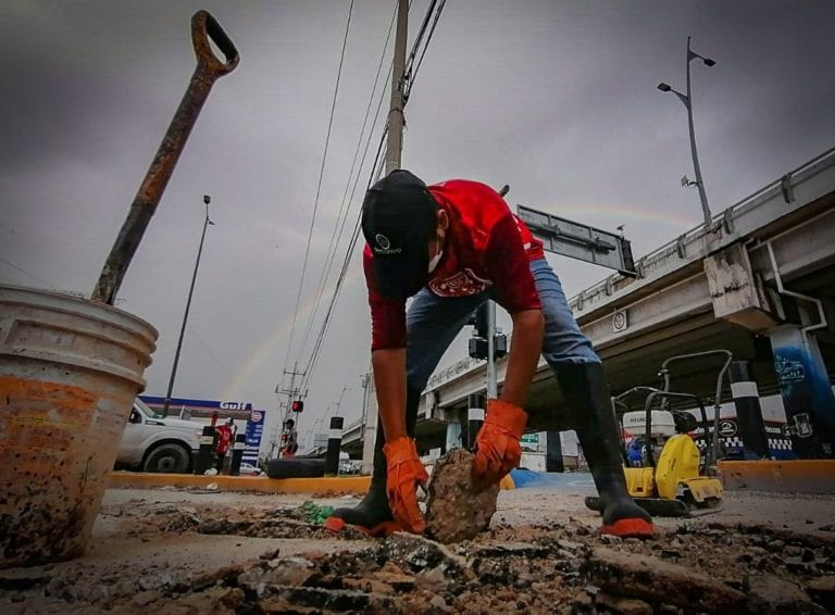 Realizan trabajos de bacheo en calles y avenidas de Playa del Carmen