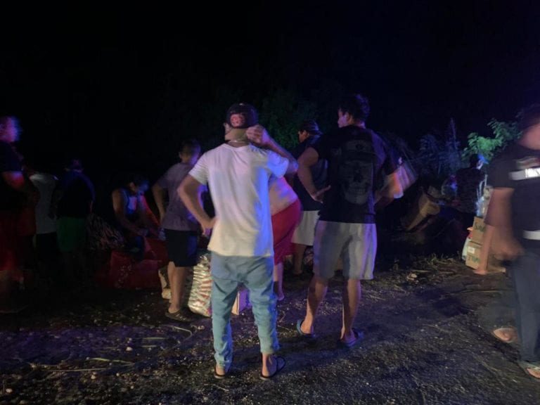 Vecinos hacen rapiña a camión volcado en Quintana Roo