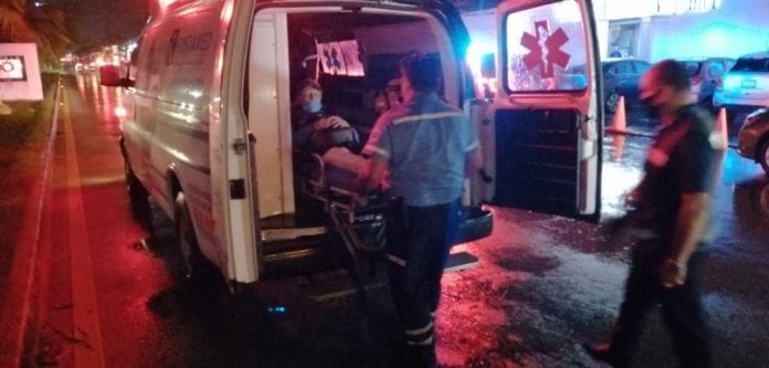 Al lugar llegaron paramédicos que llevaron al lesionado al Hospital General.