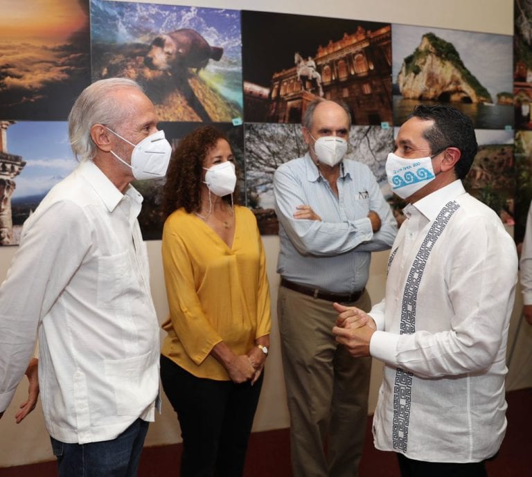 La mejor manera de honrar a Cancún, a Quintana Roo, es seguir trabajando sin descanso para lograr un mejor lugar para vivir expresó hoy el gobernador Carlos Joaquín en la sesión de clausura del ciclo de conferencias “Cancún 50 años” que se celebró en la Biblioteca Nacional de la Crónica.