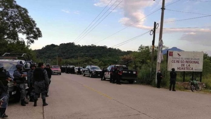 En jaque tiene por ahora un recluso del Centro de Reinserción Social (Cereso) de la Lima, en el municipio de Jaltocán, a las autoridades, pues mantiene como rehén al director del penal con la exigencia de que abran las puertas para escapar.