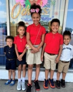 un padre soltero que decidió adoptar, pero no a uno ni dos ni tres, sino a cinco pequeños.