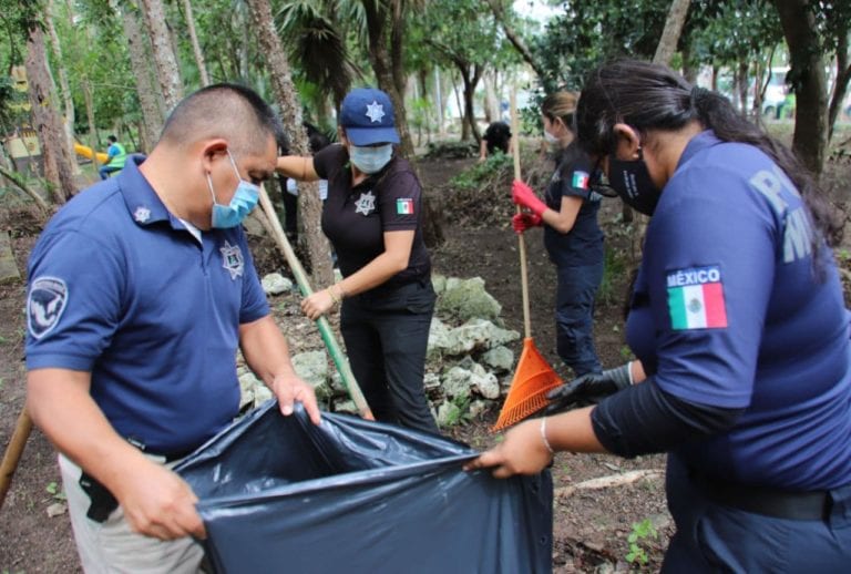 La alcaldesa Laura Fernández Piña realizó hoy un recorrido de supervisión por el parque Punta Corcho, en el fraccionamiento Villas Morelos 1, donde alrededor de 100 trabajadores de diversas dependencias municipales, con el respaldo de vecinos de la zona, se unieron para devolver la imagen a este pulmón verde de Puerto Morelos, luego del impacto de tres fenómenos meteorológicos en menos de 25 días, dos de ellos huracanes.