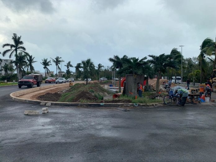 El arranque de unos trabajos para crear una glorieta de retorno frente al desarrollo “Puerto Cancún”, en el kilómetro 1.5 de la Zona Hotelera fue condenada hoy por la Asociación Hotelera de Cancún, que afirmó que estos trabajos se realizan sin permisos de ninguna clase, además de ser innecesarios, frente a las múltiples necesidades de esta zona.