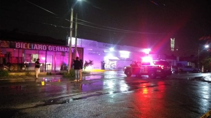 Dos sujetos abrieron fuego en contra de un billar ubicado en la Unidad Morelos, en lo que parece ser un acto intimidatorio para cobrar “derecho de piso”. El ataque sólo dejó daños materiales, en tanto que responsables huyeron con éxito.