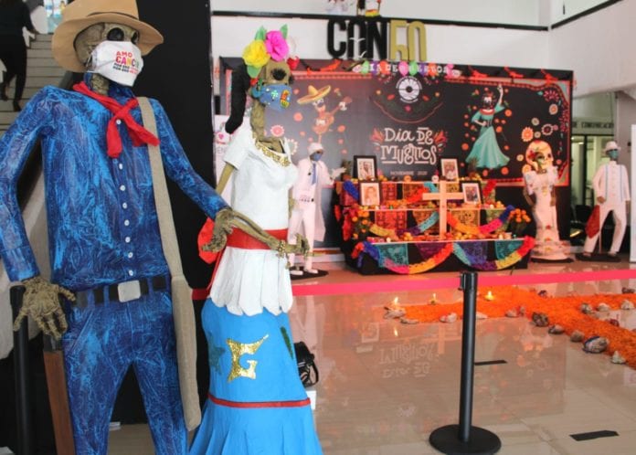 Autoridades del Ayuntamiento de Benito Juárez reconocieron el respeto de las medidas sanitarias del pueblo benitojuarense, durante el recorrido en la exposición del altar y catrinas elaboradas con material reciclable, instalada en el Palacio Municipal, en el marco del Día de Muertos.