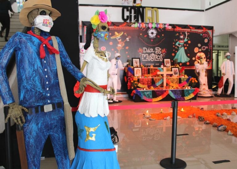 Autoridades del Ayuntamiento de Benito Juárez reconocieron el respeto de las medidas sanitarias del pueblo benitojuarense, durante el recorrido en la exposición del altar y catrinas elaboradas con material reciclable, instalada en el Palacio Municipal, en el marco del Día de Muertos.