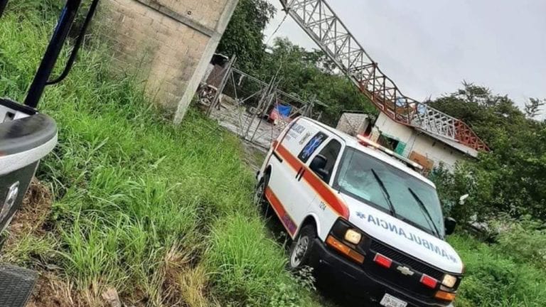 Cae antena de telecomunicaciones encima de vivienda en Calderitas