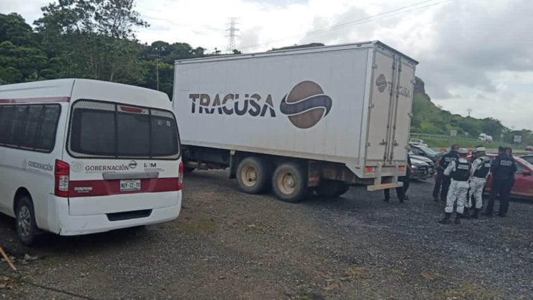 Foto: (INAMI) Dentro de un tráiler rescatan a 100 migrantes centroamericanos en Veracruz, el tractocamión circulaba sobre la carretera federal, cuando, al llegar al retén de seguridad, ubicado en el kilómetro 17, y fue detenido.